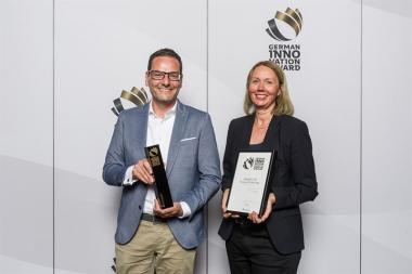 Markus Overbeck, Marketingleiter bei drapilux, und Kirstin Herrmann,  Leiterin des drapilux-Designbüros, nahmen den Preis in Berlin entgegen. 