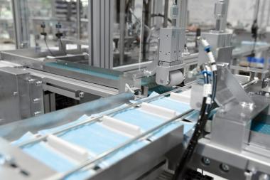 With the PFAFF 4520, engineers and technicians from PFAFF have designed a full-automatic production line (CE compliant) for processing multi-layer disposable masks, which meets the requirements of "German engineering" in a unique way. 