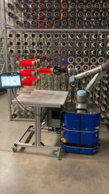 Mobiles Robotersystem zum automatisierten Bestücken eines Spulengatters